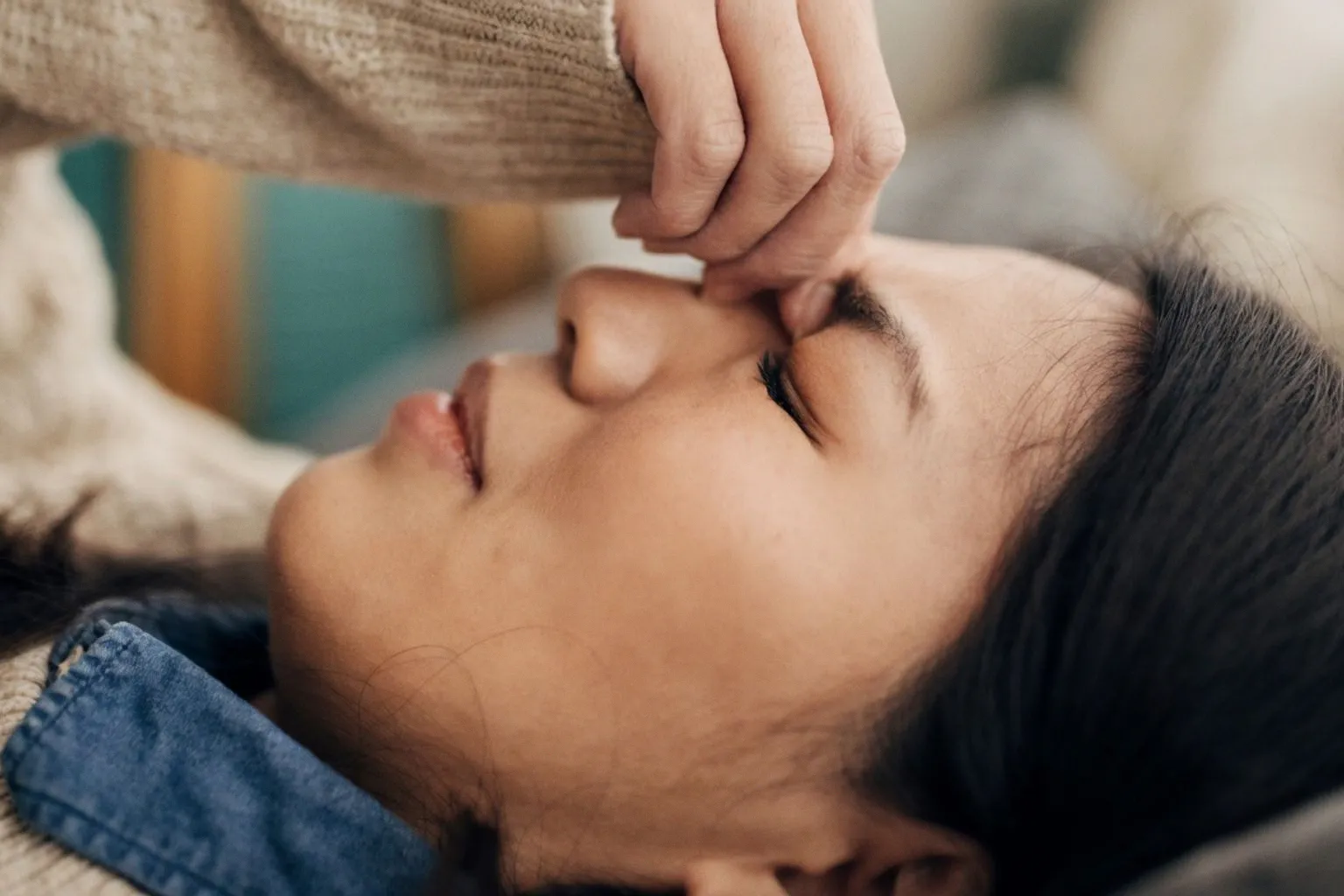 Can a Simple Hair Clip Really Stop a Headache? Medical Experts Weigh In